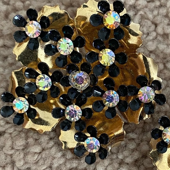 Coro- Vintage Signed Black Floral Clip On Earrings - Picture 7 of 8